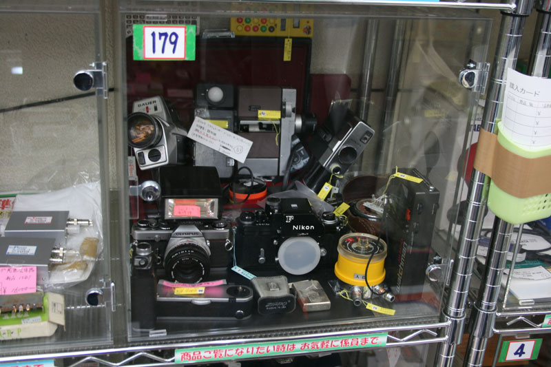 Illustration for article titled 'Antique' Gadget Sellers Market Features Amazingly Rare Tech